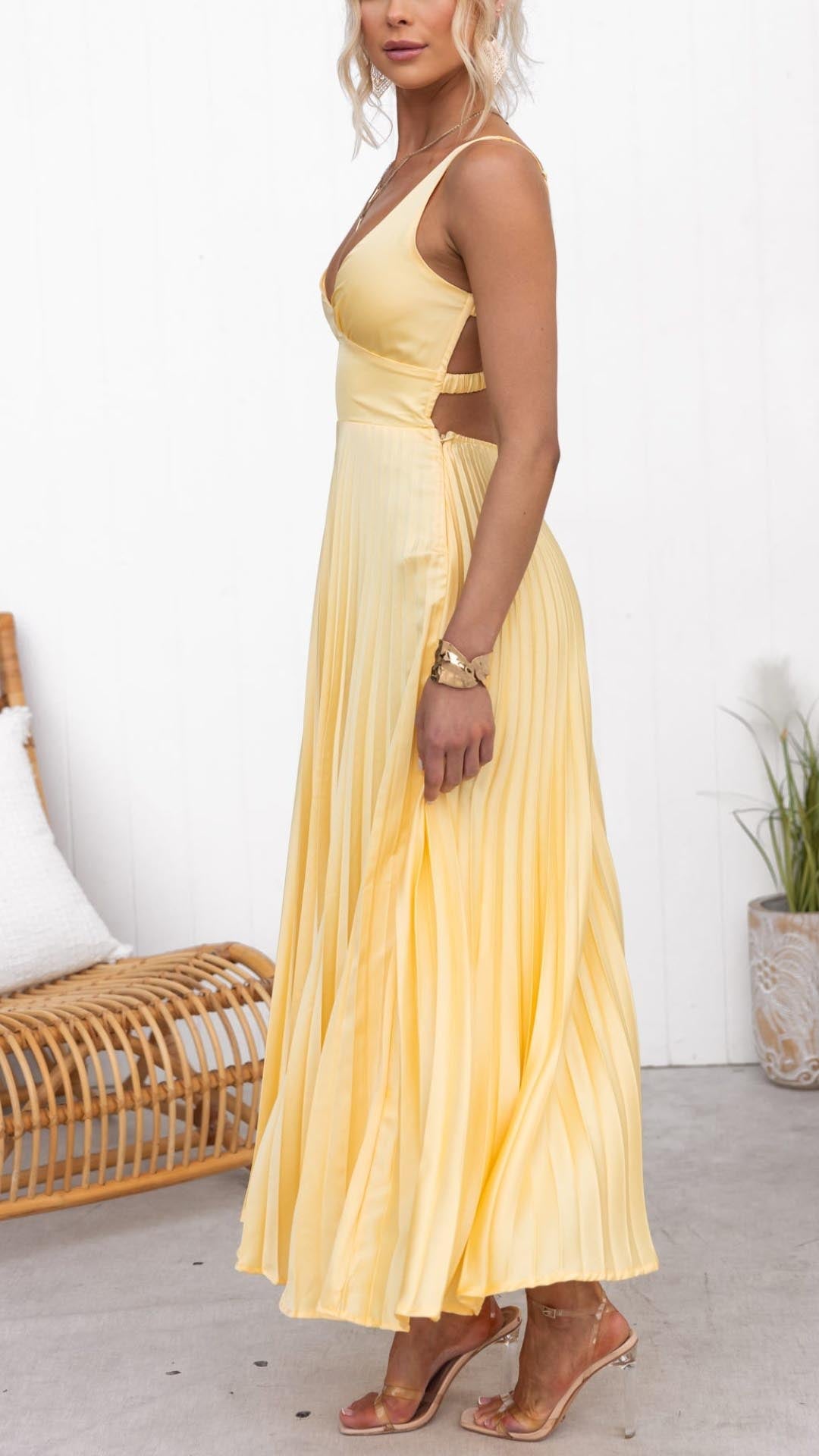 Aby – Robe longue jaune plissée à col en V