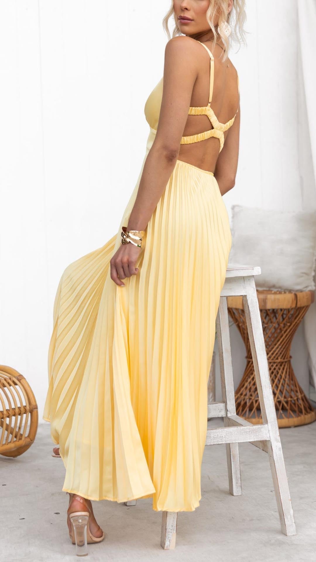 Aby – Robe longue jaune plissée à col en V