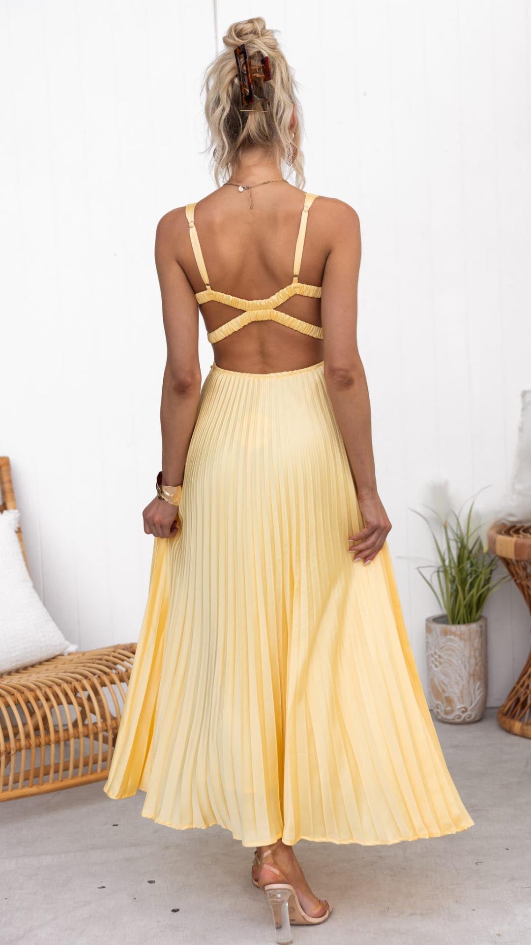 Aby – Robe longue jaune plissée à col en V